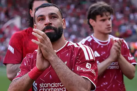 خرج حافي القدمين.. 323 ثانية توثق وداع صلاح لأنفيلد وسط الدموع والتصفيق (فيديو)